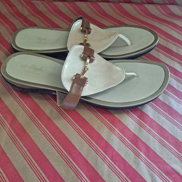 Soft Style Sandals - Picture 4 of 8